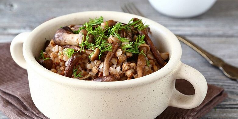 Boghvedegrød med svampe til frokost i den sunde ernæringsmenu