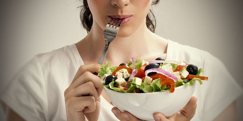 Pigen spiser rigtigt for at undgå problemer med overvægt