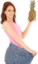 Larred pige med ananas